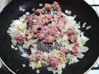 Greitai įdaryti grybai su mėsa ir sūriu Žingsnis 4