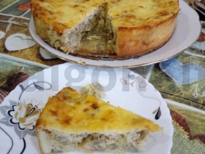 Konservuotas žuvies pyragas su kopūstais, grybais ir sūriu pagrindine nuotrauka