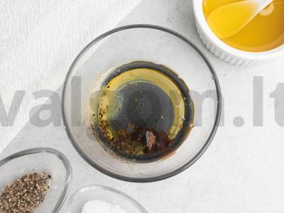 Raudonųjų kopūstų ir mandarinų salotos su rūgščiu padažu Žingsnis 1