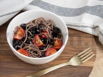 Soba su alyvuogėmis ir vyšniniais pomidorais pagrindine nuotrauka