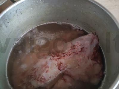 Kalmarų ir raugintų kopūstų salotos Žingsnis 2