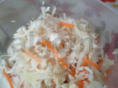 Kalmarų ir raugintų kopūstų salotos Žingsnis 5