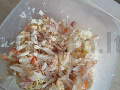 Kalmarų ir raugintų kopūstų salotos Žingsnis 6
