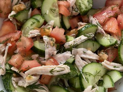 Baltyminės salotos su vištiena ir daržovėmis pagrindine nuotrauka