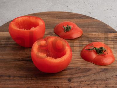 Įdaryti pomidorai su konservuotos žuvies salotomis Žingsnis 1