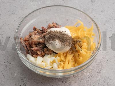 Įdaryti pomidorai su konservuotos žuvies salotomis Žingsnis 3