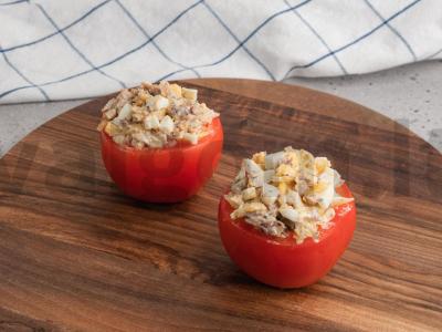 Įdaryti pomidorai su konservuotos žuvies salotomis Žingsnis 5