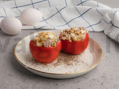 Įdaryti pomidorai su konservuotos žuvies salotomis pagrindine nuotrauka