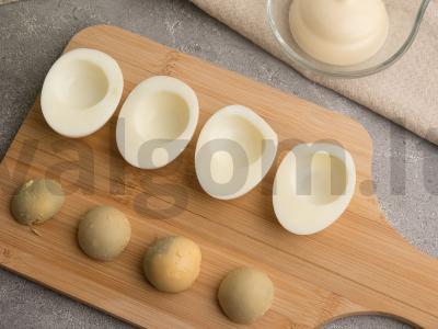 Įdaryti kiaušiniai su vištiena ir sūriu Žingsnis 2