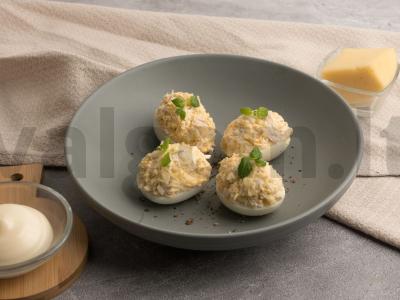 Įdaryti kiaušiniai su vištiena ir sūriu pagrindine nuotrauka