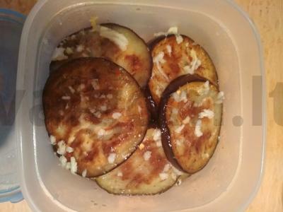 Česnaku kepti baklažanai pagrindine nuotrauka
