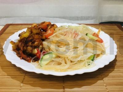 Funchoza su vištienos sparnais pagrindine nuotrauka