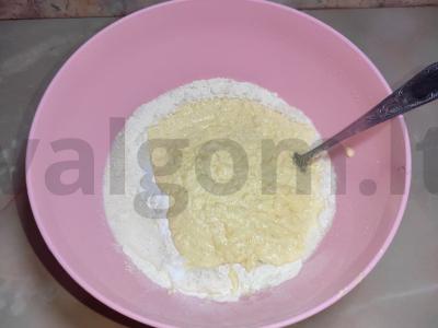 Uogų pieno pyragėliai Žingsnis 1