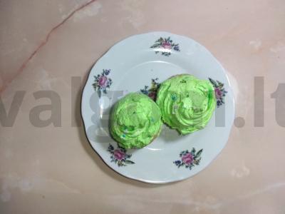 Uogų pieno pyragėliai pagrindine nuotrauka