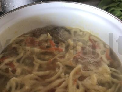 Sriuba su naminiais makaronais ir jautiena pagrindine nuotrauka