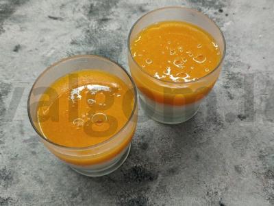Ryški citrusinių vaisių panna cotta su mandarinais pagrindine nuotrauka