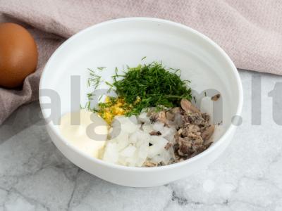 Įdaryti kiaušiniai su saira ir svogūnais Žingsnis 2