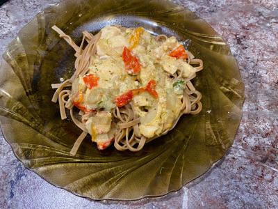 Grikių makaronai su vištiena ir grietinėle pagrindine nuotrauka