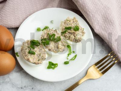 Įdaryti kiaušiniai su saira ir svogūnais pagrindine nuotrauka