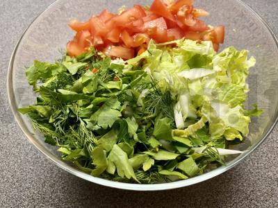 Lengvos daržovių salotos su raudonosiomis pupelėmis ir žalumynais Žingsnis 4