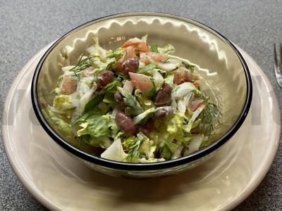 Lengvos daržovių salotos su raudonosiomis pupelėmis ir žalumynais pagrindine nuotrauka