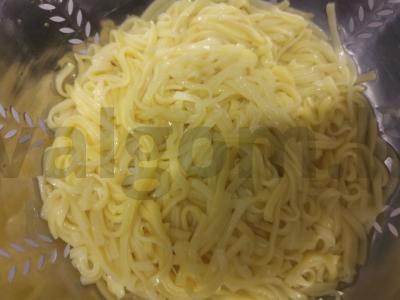 Vištienos sriuba su kiaušinių makaronais Žingsnis 3