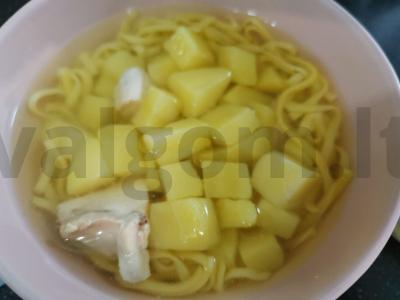 Vištienos sriuba su kiaušinių makaronais pagrindine nuotrauka