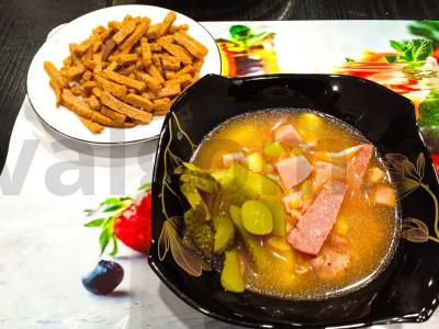 Žirnių sriuba su rūkyta mėsa pagrindine nuotrauka