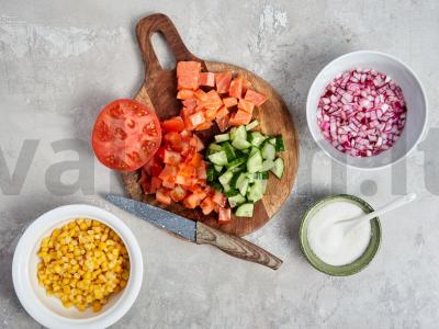 Kukurūzų ir upėtakių salotos Žingsnis 1