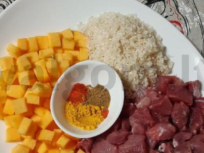 Aromatizuotas moliūgų karis su kiauliena Žingsnis 1