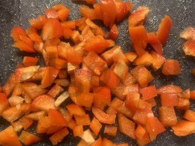 Salotos "Bright" su rūkyta dešra, korėjietiškomis morkomis ir skrebučiais Žingsnis 2