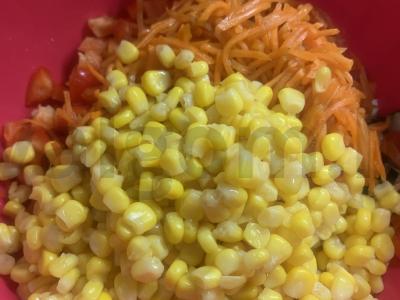 Salotos "Bright" su rūkyta dešra, korėjietiškomis morkomis ir skrebučiais Žingsnis 4