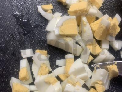 Salotos "Bright" su rūkyta dešra, korėjietiškomis morkomis ir skrebučiais Žingsnis 5