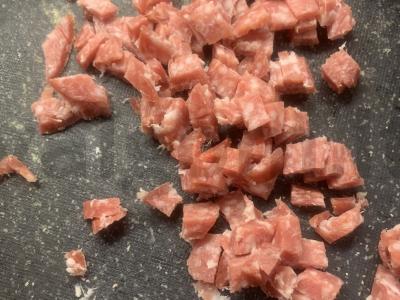 Salotos "Bright" su rūkyta dešra, korėjietiškomis morkomis ir skrebučiais Žingsnis 6