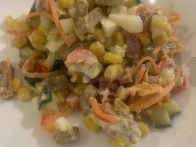 Salotos "Bright" su rūkyta dešra, korėjietiškomis morkomis ir skrebučiais pagrindine nuotrauka