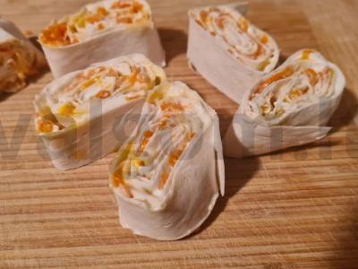 Suktinukai su grietinėlės sūriu ir korėjietiškomis morkomis pagrindine nuotrauka