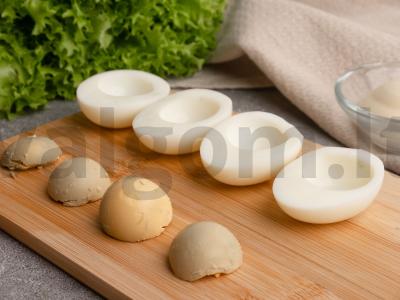 Kiaušiniai, įdaryti vištiena ir salotomis Žingsnis 2