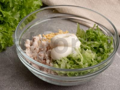 Kiaušiniai, įdaryti vištiena ir salotomis Žingsnis 3