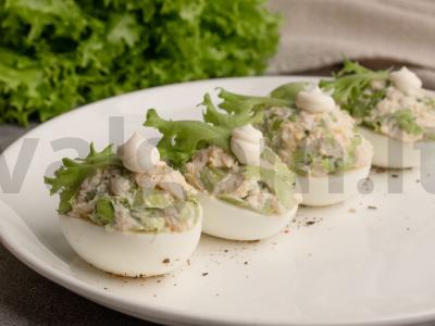 Kiaušiniai, įdaryti vištiena ir salotomis Žingsnis 4