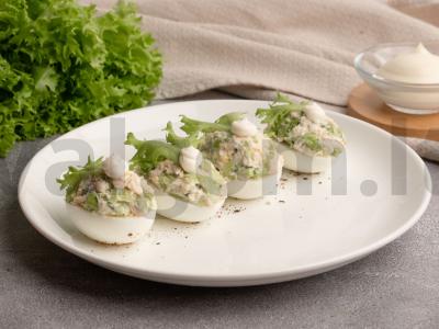 Kiaušiniai, įdaryti vištiena ir salotomis pagrindine nuotrauka