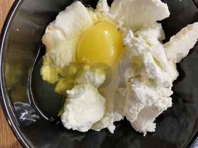 Dietiniai sūrio pyragėliai su juodaisiais serbentais Žingsnis 1