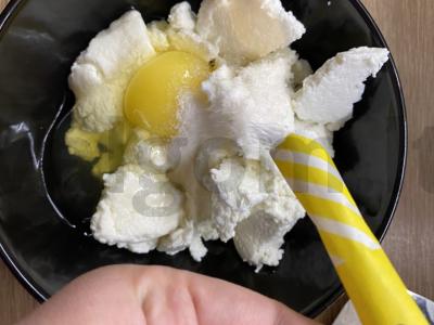 Dietiniai sūrio pyragėliai su juodaisiais serbentais Žingsnis 2