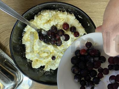 Dietiniai sūrio pyragėliai su juodaisiais serbentais Žingsnis 5