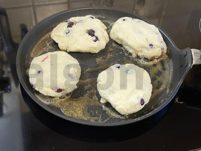 Dietiniai sūrio pyragėliai su juodaisiais serbentais Žingsnis 8