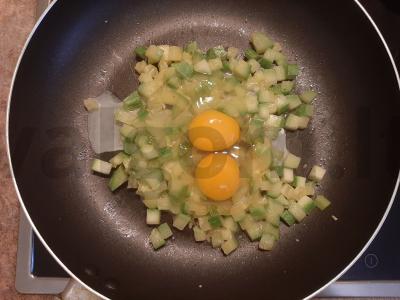 Omletas su cukinijomis ir šviežiomis žolelėmis Žingsnis 3