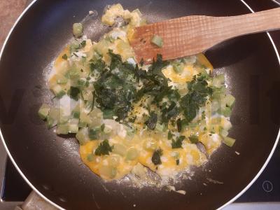 Omletas su cukinijomis ir šviežiomis žolelėmis Žingsnis 4