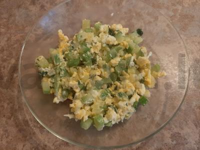 Omletas su cukinijomis ir šviežiomis žolelėmis pagrindine nuotrauka