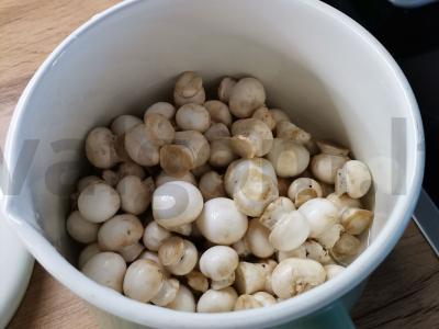 Marinuoti grybai salotoms Žingsnis 1