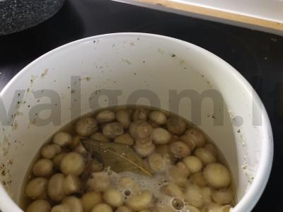 Marinuoti grybai salotoms Žingsnis 2