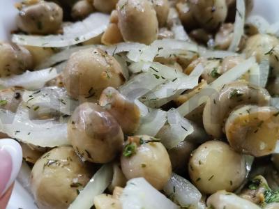 Marinuoti grybai salotoms Žingsnis 3